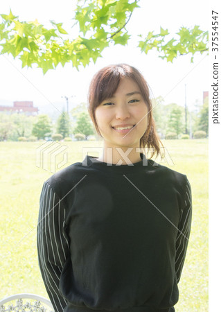 一個女人站在一個新鮮的綠色花園（日本經濟大學） 37554547