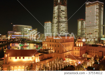 The crescent moon and Minato Mirai whole building lighting The crescent moon and Minato Mirai whole building lighting 37554612
