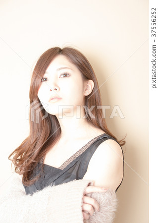 女人穿著毛皮 女人穿著毛皮 37556252