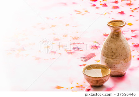 清酒櫻花盛開的清酒飲料和清酒瓶 37556446