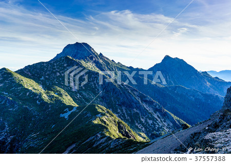 晨光中的玉山主峰與東峰 37557388