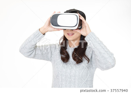女人穿著VR護目鏡 女人穿著VR護目鏡 37557940