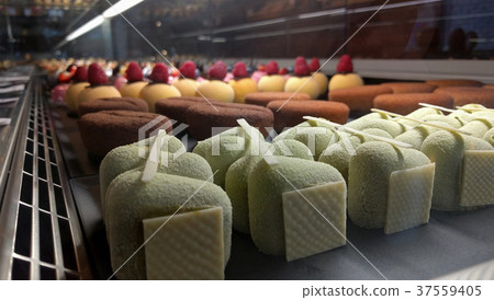 Background of cakes. Cakes in confectionery. 37559405