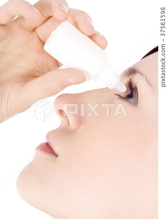 woman dripping eye with eyes drops 37561598