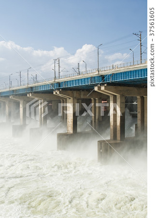 Reset of water at hydroelectric power station  37561605