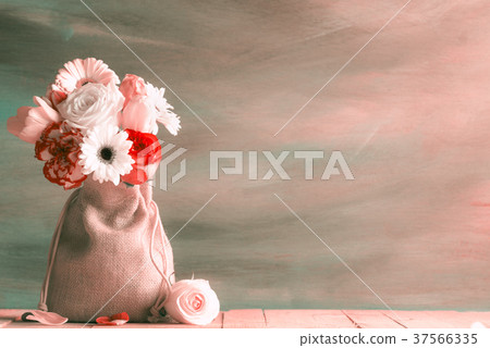Flower bouquet in a canvas bag Flower bouquet in a canvas bag 37566335