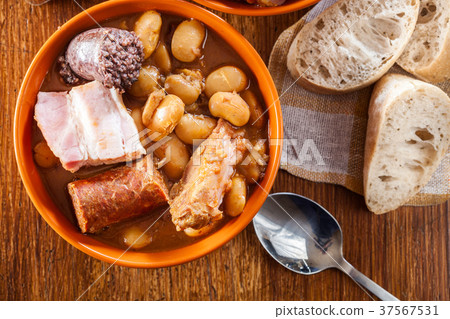 Bowl with fabada asturiana 37567531