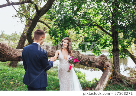 Happy bride and groom on their wedding Happy bride and groom on their wedding 37568271