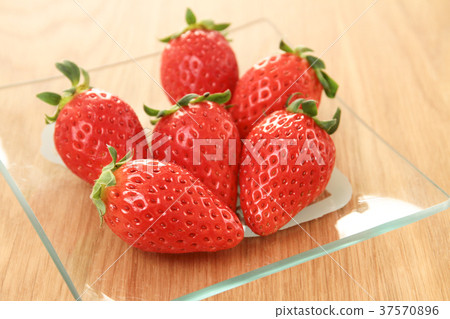 Strawberry glass container wood grain back Strawberry glass container wood grain back 37570896