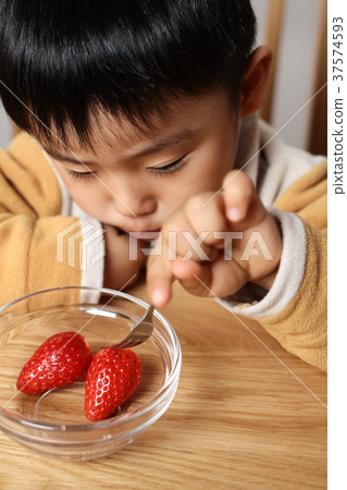 A boy who eats strawberries 37574593