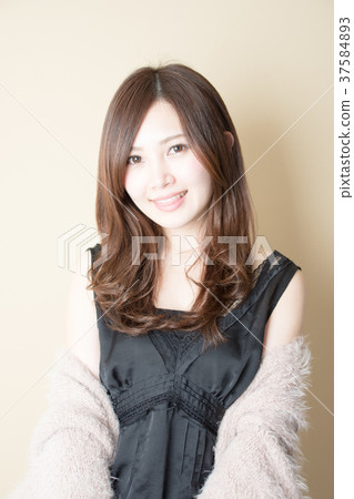 女人穿著毛皮 女人穿著毛皮 37584893