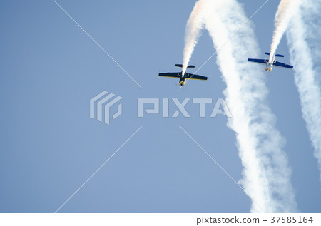 Acrobatic flight 37585164