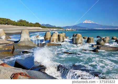Landscape of Mt. Fuji and beach 37585822