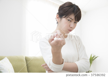 一個憤怒的女人 一個憤怒的女人 37586392