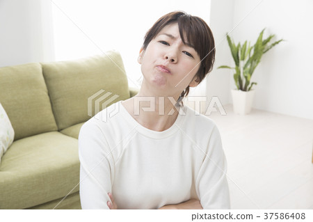 一個憤怒的女人 37586408