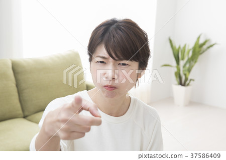 An angry woman 37586409