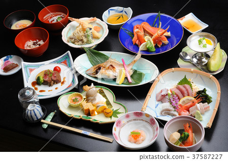 Gathering of Japanese cuisine at a hot spring hotel 37587227