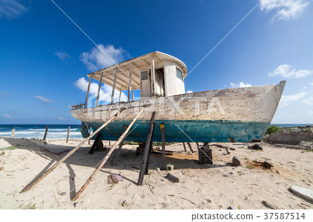 Old fishing boat for repairs 37587514