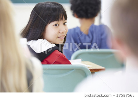 回顧在國際學校課程的女孩 回顧在國際學校課程的女孩 37587563