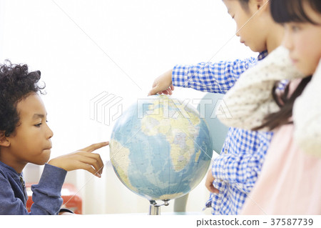 International school globe 37587739