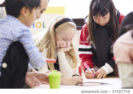 Elementary school group work 37587759