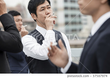 Businessman break 37587974