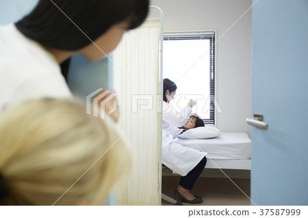Elementary school health room Elementary school health room 37587999