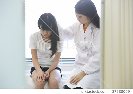 小學健康室護理老師和女孩 37588069