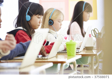 International school online class 37588071