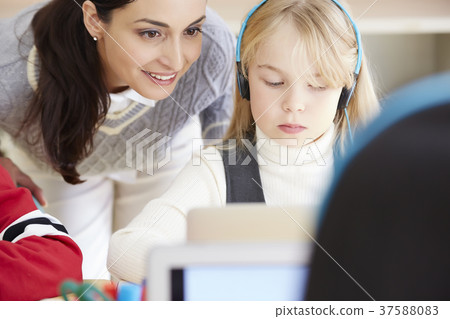 International school online class 37588083