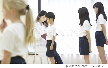 Primary school child 37588126