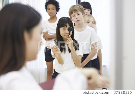 Primary school student medical checkup eyesight examination 37588150