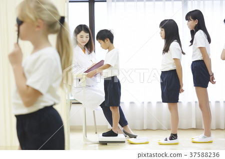 小學的孩子 小學的孩子 37588236
