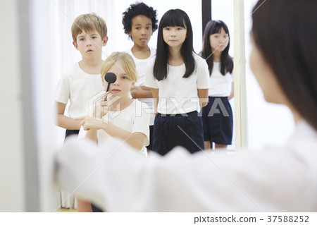 Primary school student medical checkup eyesight examination 37588252