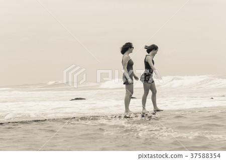 Girls Beach Walking Talking Tidal Pool Ocean 37588354