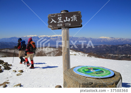 Mt. Irisu山峰和登山者在冬天 37588368