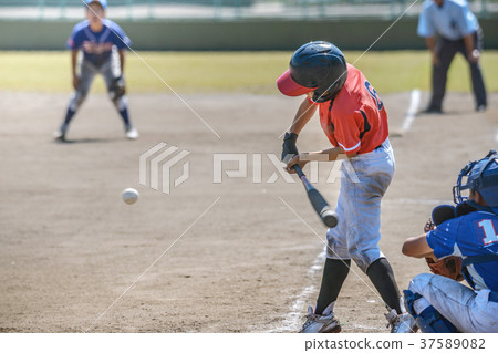 Boys' baseball game landscape 37589082