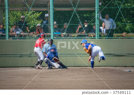 男孩的棒球比賽風景 37589111