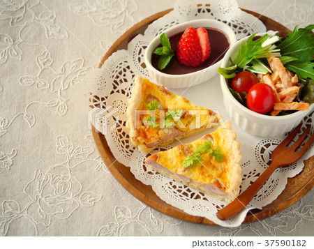Sausage quiche one plate (left space high angle) 37590182