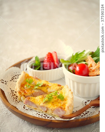 Sausage quiche one plate (upper space) Sausage quiche one plate (upper space) 37590184