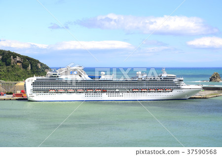Luxury cruise ship Sapphire princess 37590568