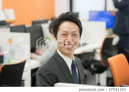 微笑的商人辦公場景 37591101