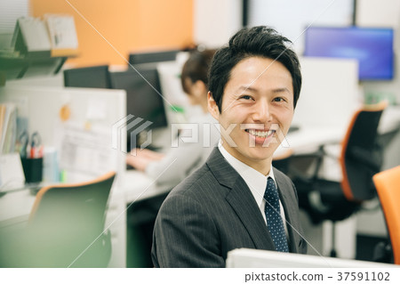 微笑的商人辦公場景 微笑的商人辦公場景 37591102