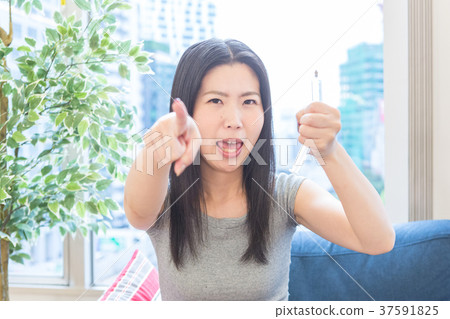 注射器的女人 37591825