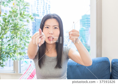 Syringe woman Syringe woman 37591826