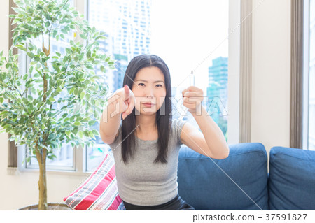 注射器的女人 37591827