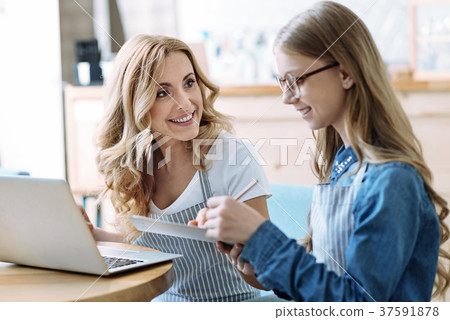 Smiling longhaired girl making notes 37591878
