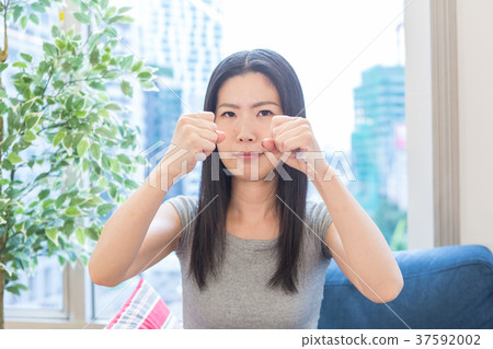 Syringe woman 37592002