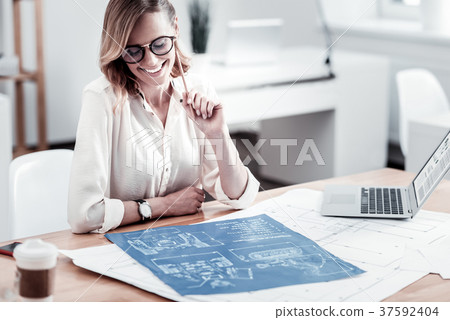 Cheerful office worker having great idea 37592404