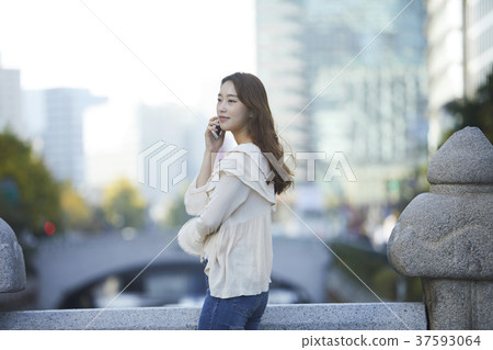 Young woman 37593064